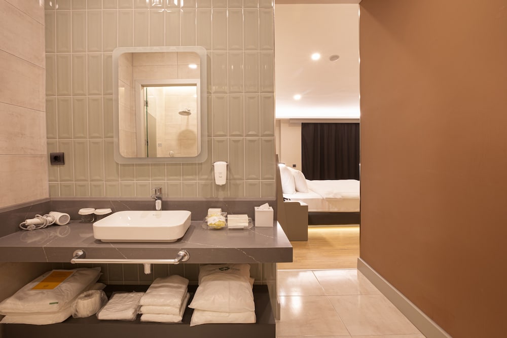 Deluxe Suit King City View Room - Photo 8