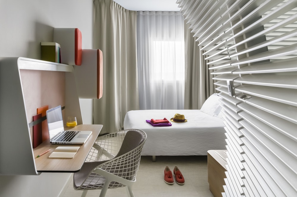 Classic Double Room (snacks & drinks self service in the Lounge Club) thumbnail 6