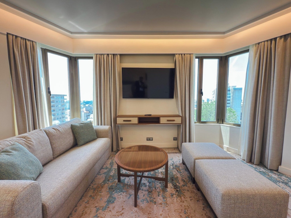 Junior Suite, 1 Queen Bed, Corner (High Floor)