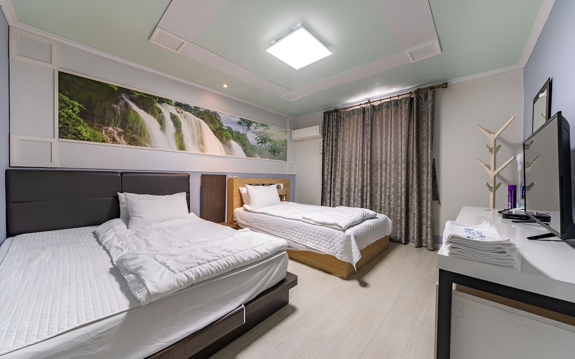 Room (Twin) - Photo 1