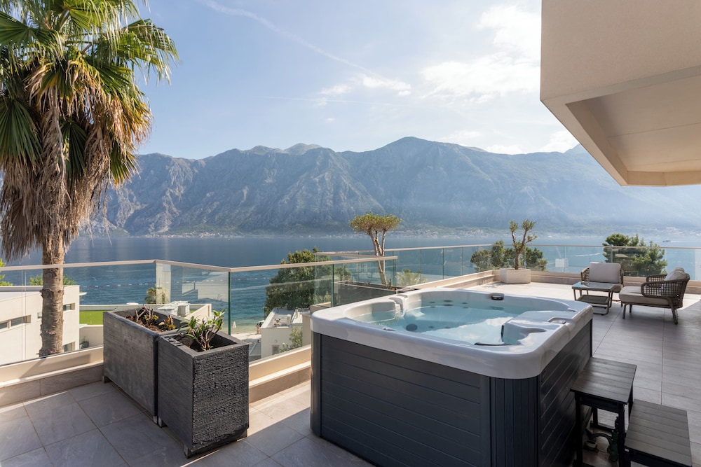 Regency, Suite, 1 King Bed, Hot Tub, Sea View - Photo 5