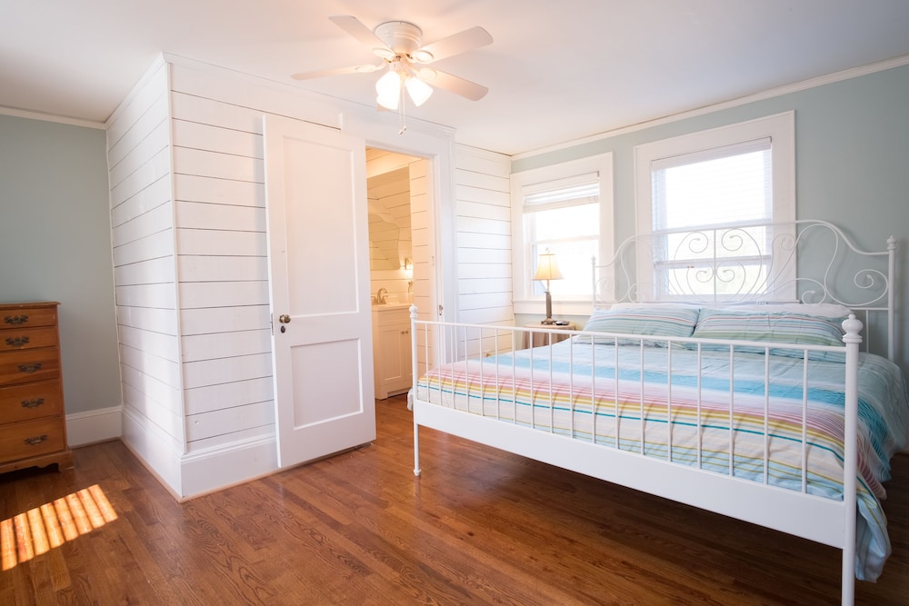 Room, 1 King Bed, Private Bathroom, Mountain View (Azalea) photo 1