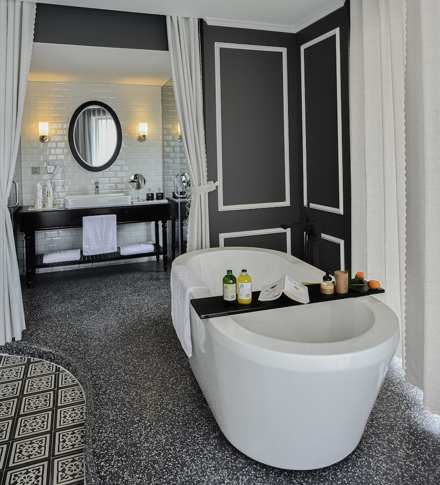 Junior Suite with Balcony - Photo 5
