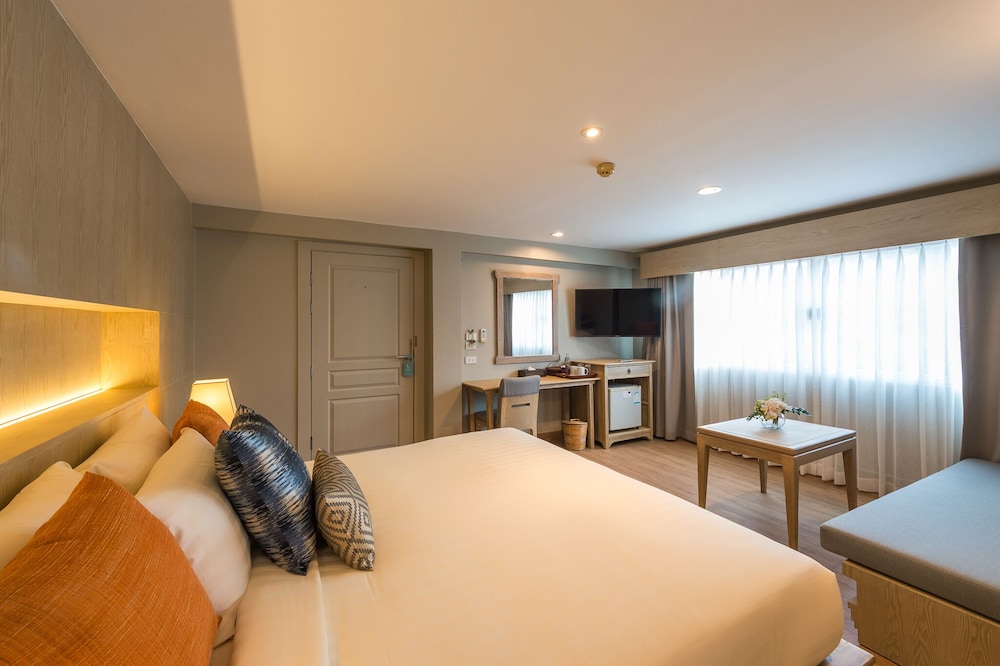 Deluxe Room, Pool View - Photo 3