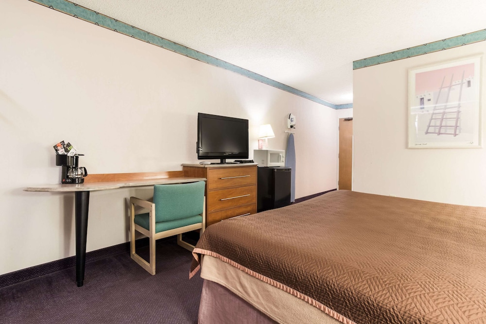 Room, 1 King Bed, Accessible, Non Smoking - Photo 3