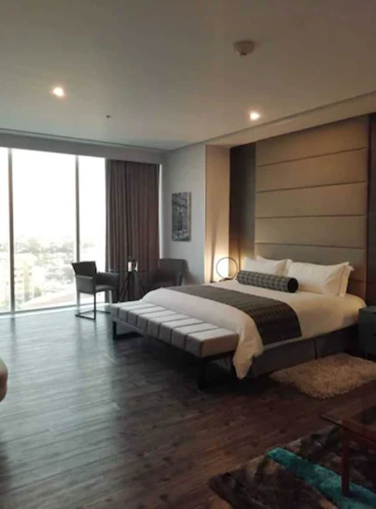 Presidential Suite, Hot Tub, City View photo 3