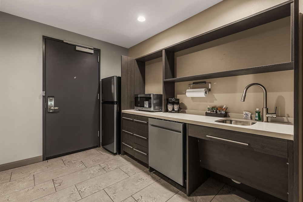 Studio Suite, 1 King Bed, Accessible, Bathtub - Photo 4