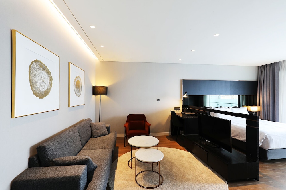 Junior Suite Queen (Complimentary Pool Access for 2) - Photo 10