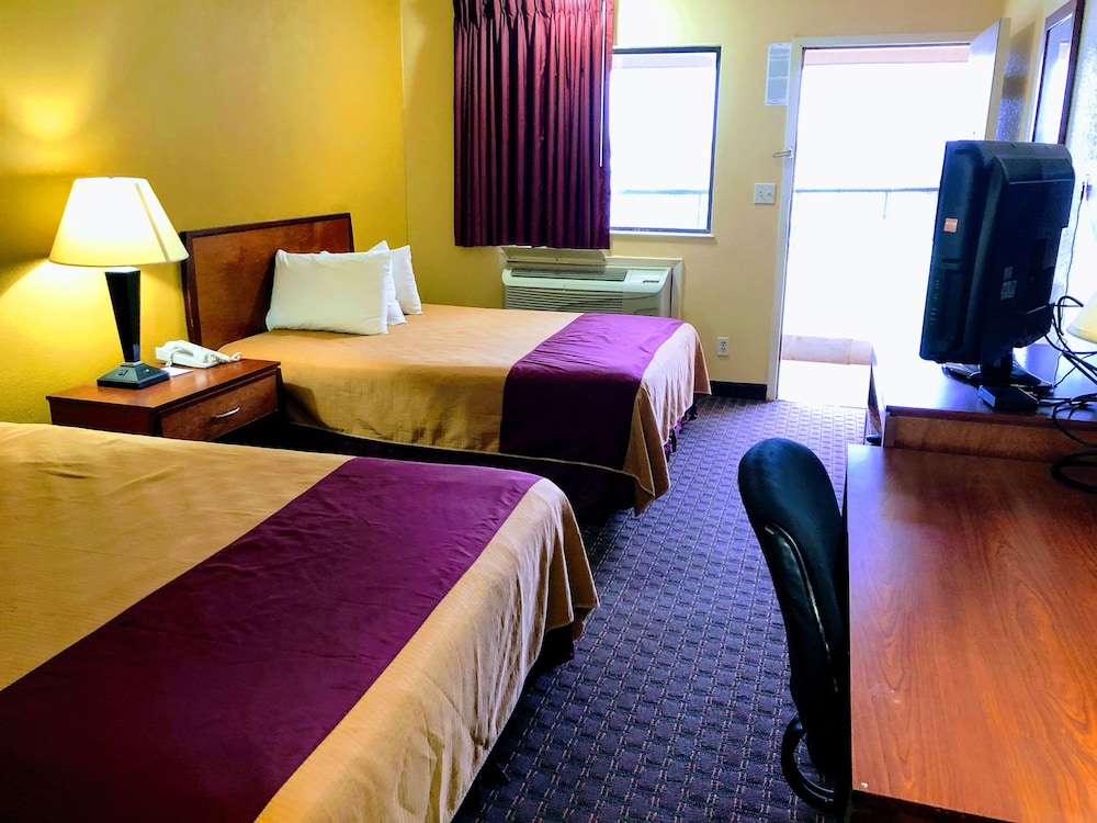Room, 2 Queen Beds, Smoking photo 2