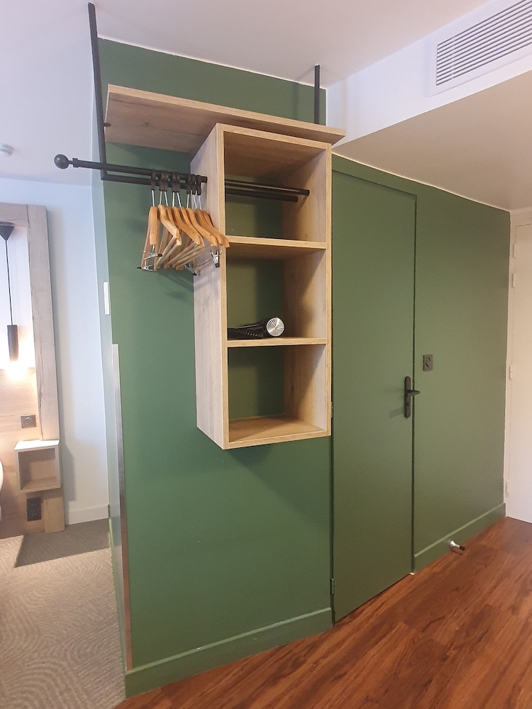 Family Room, Multiple Beds, Non Smoking (Shower Only) - Photo 4