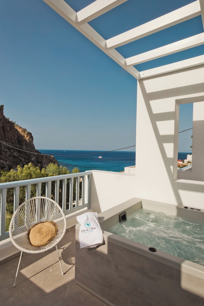 Deluxe Suite with Sea View and Private Pool photo 2