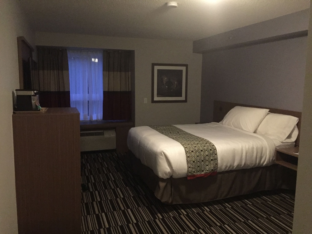 Deluxe Room, 1 Queen Bed, Non Smoking photo 2