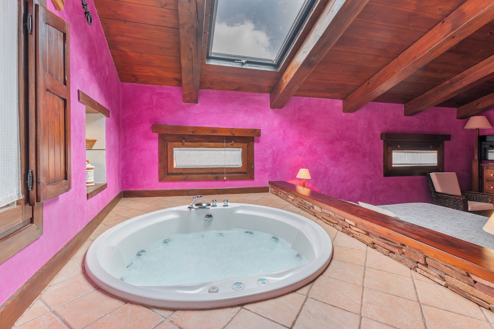 Suite (Fuchsia)