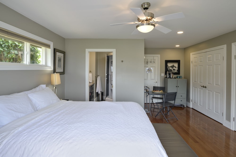 Suite, 1 Queen Bed, Fireplace photo 1