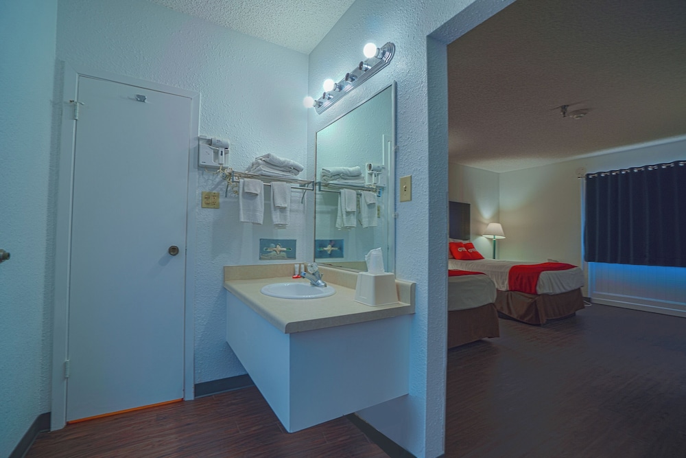 Room, 2 Double Beds - Photo 9