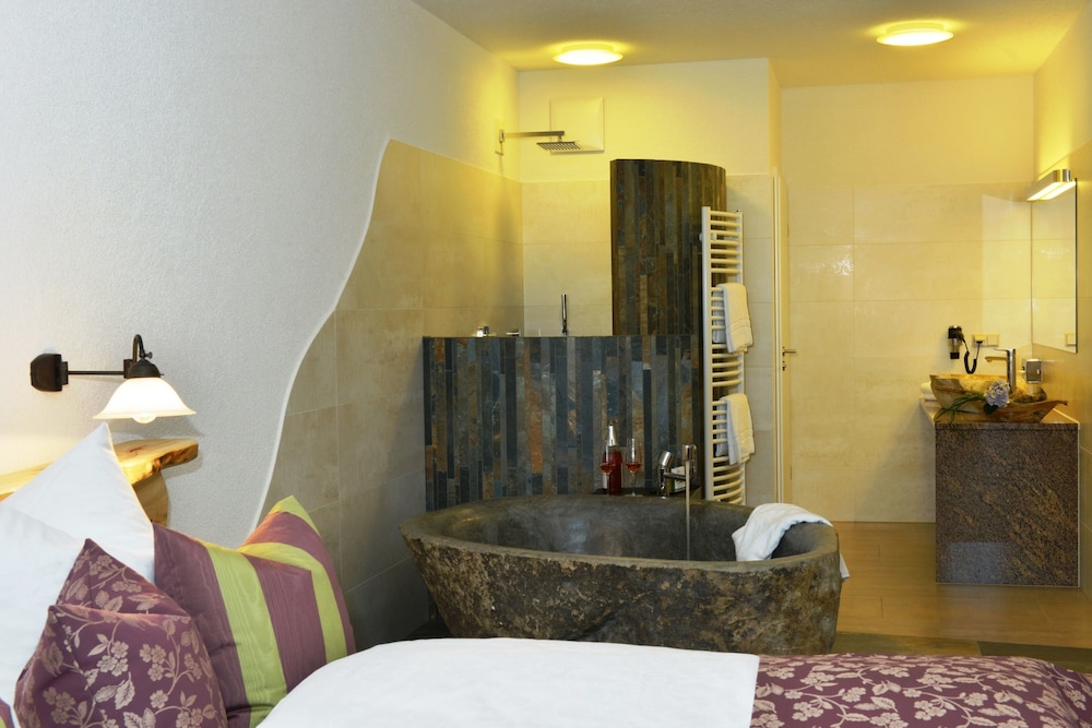 Comfort Double Room, 1 King Bed, Bathtub, Hill View photo 2