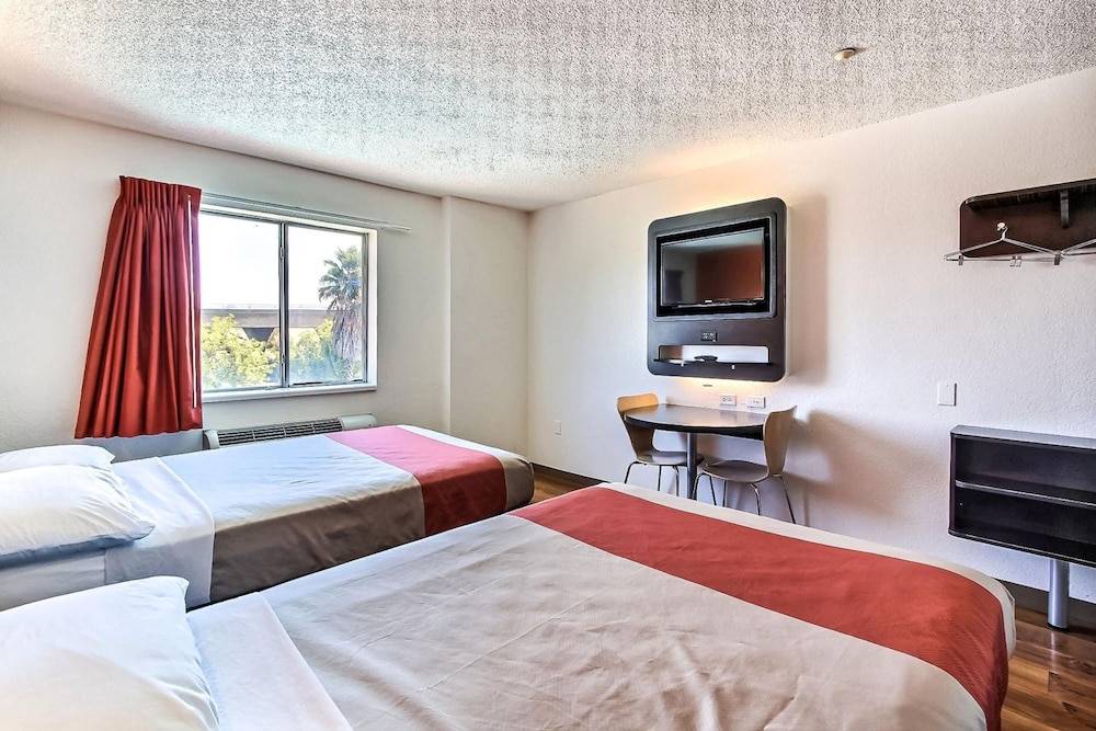 Standard Room, 2 Double Beds, Non Smoking photo 3