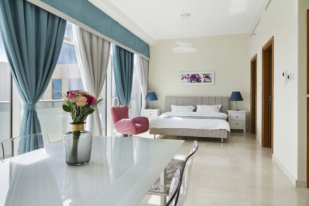 Bespoke Residences -Bay Square  Studio Creek  View photo 1