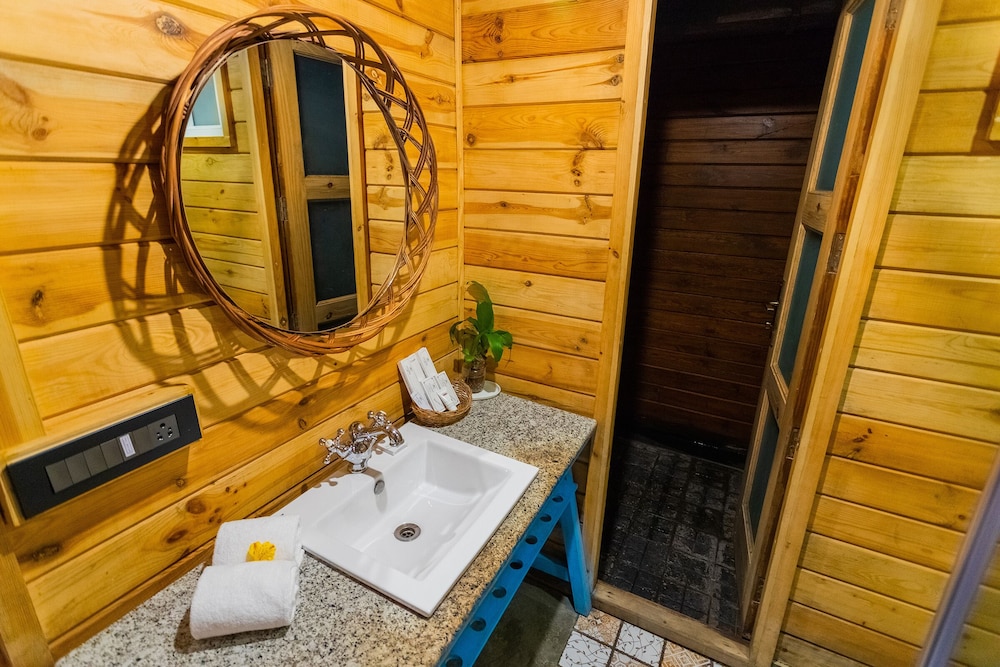 Log Huts with Plunge Pool photo 2