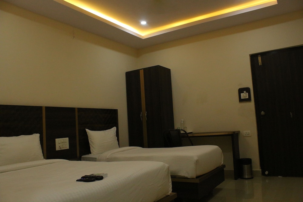 Standard Double Room - Photo 11