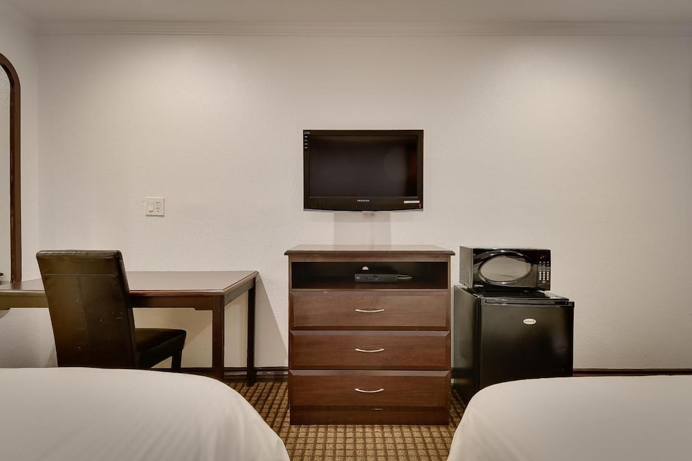 Standard Room, 2 Queen Beds, Non Smoking photo 2