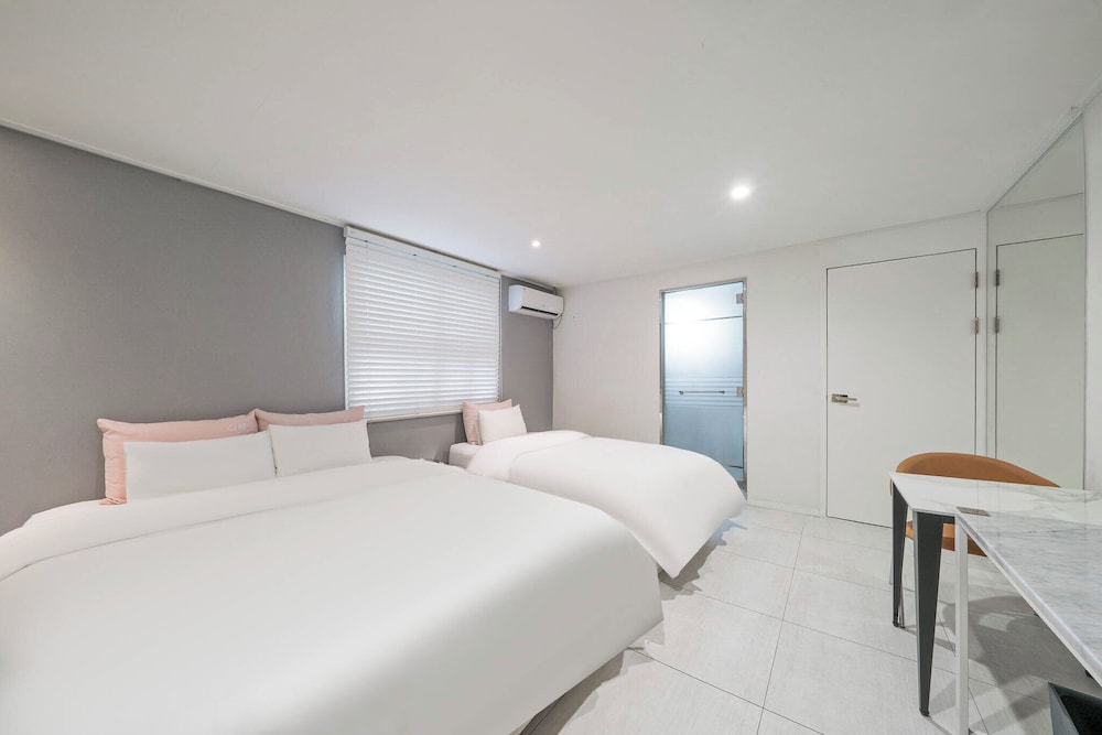 Deluxe Twin Room - Photo 2