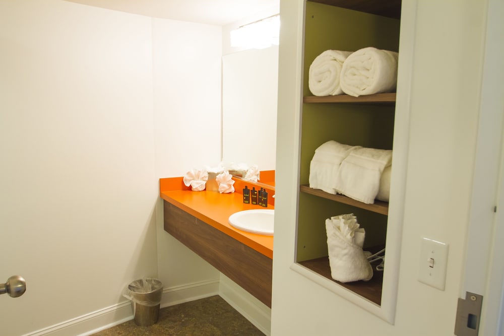 Deluxe Suite, 2 Double Beds, Pool View photo 2