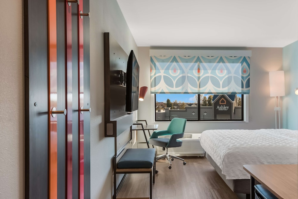 Room, 1 King Bed, Accessible (Hearing) - Photo 2