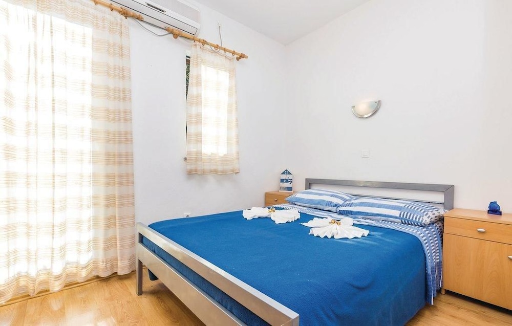 House, 2 Bedrooms photo 3