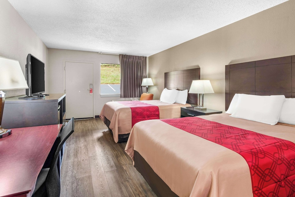 Standard Room, 2 Double Beds, Non Smoking (No Pets Upper Floor) photo 2