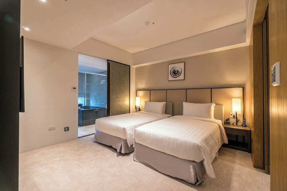 Superior Suite, Multiple Beds, Partial Ocean View photo 2