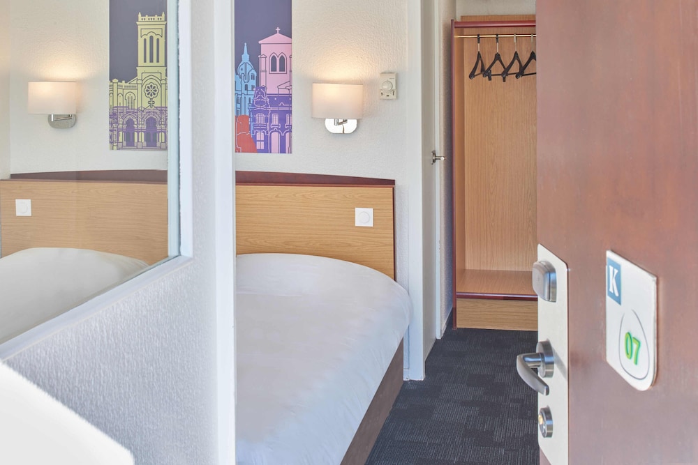 Standard Room, 2 Twin Beds - Photo 2