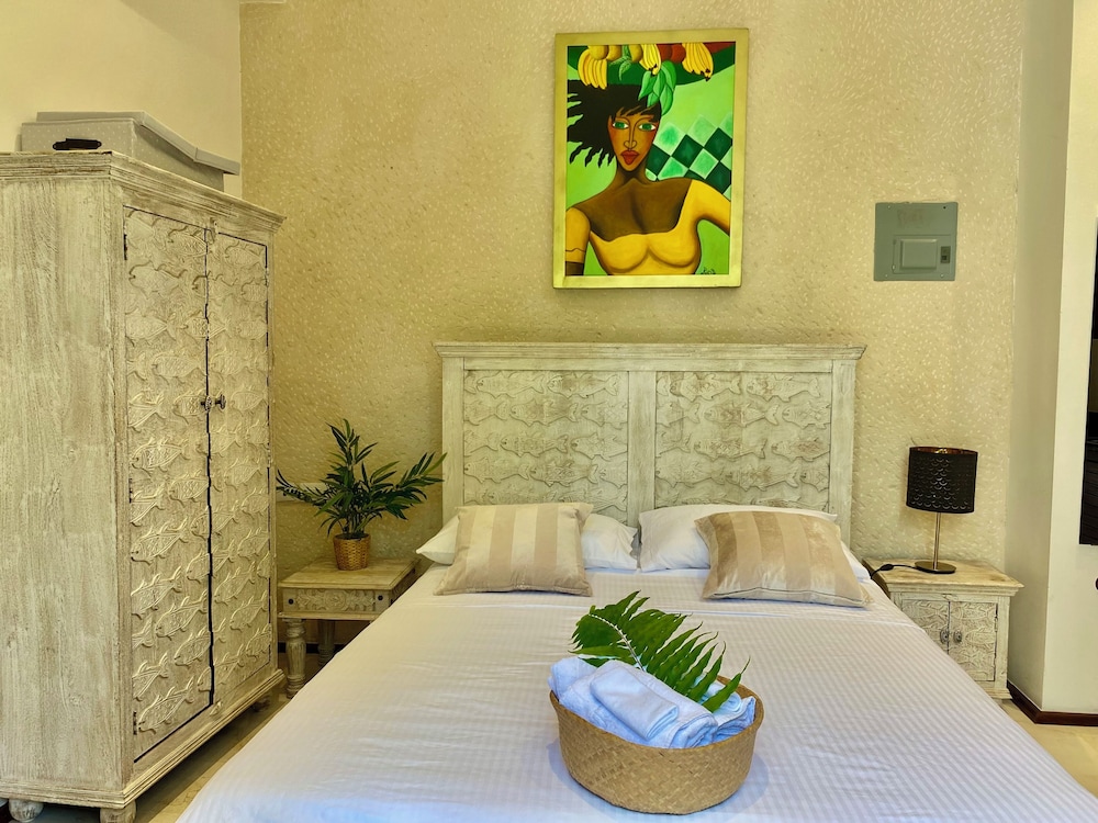 Superior Studio, Kitchen, Pool View