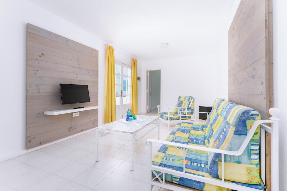 Room, 1 Bedroom, Poolside - Photo 5