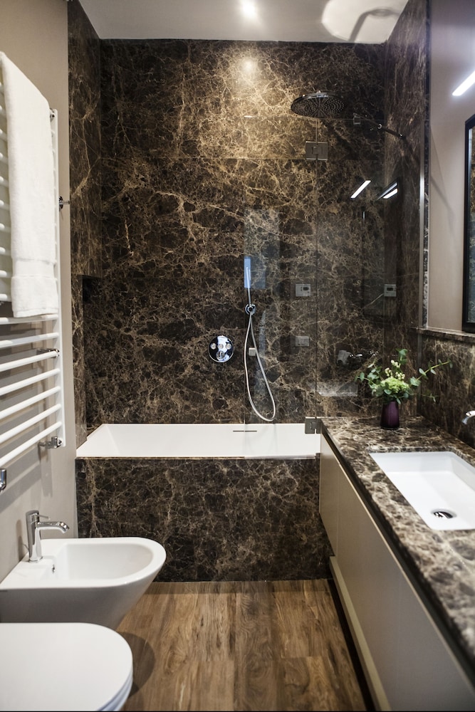 Basic Double Room, 1 Queen Bed, Private Bathroom, Canal View (External) photo 2