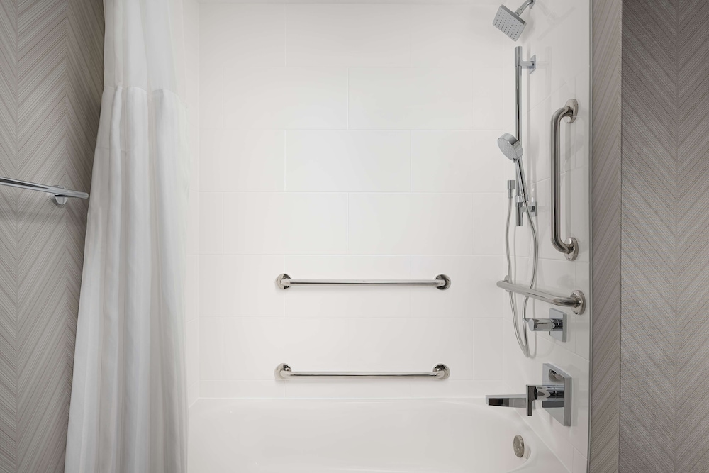 Room, Accessible, Bathtub (Hearing) - Photo 4