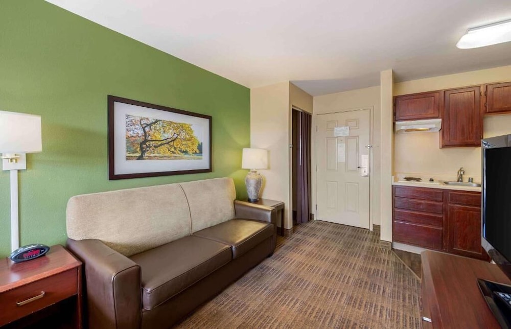 Suite, 1 Queen Bed, Non Smoking - Photo 3
