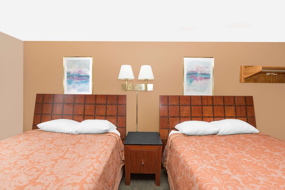 Standard Room, 2 Queen Beds - Photo 3