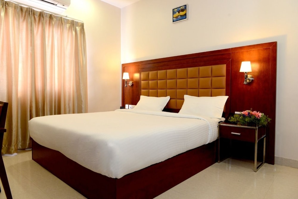 Luxury Suite, 1 Queen Bed, Smoking, Refrigerator photo 1