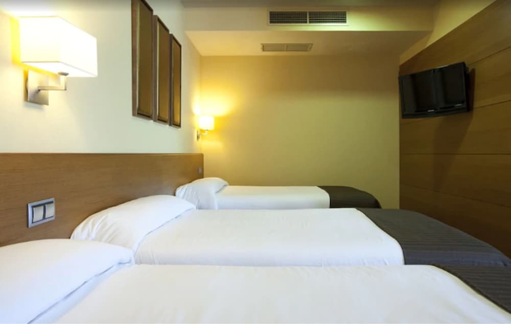 Triple Room, 3 Twin Beds - Photo 3