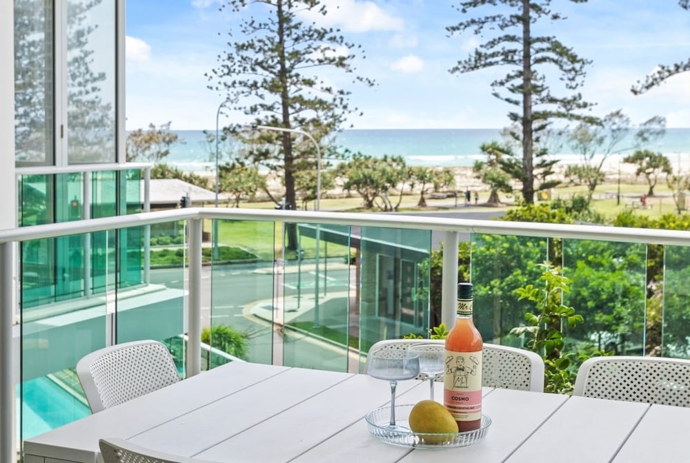 Luxury Beachfront Stay in Kirra photo 1