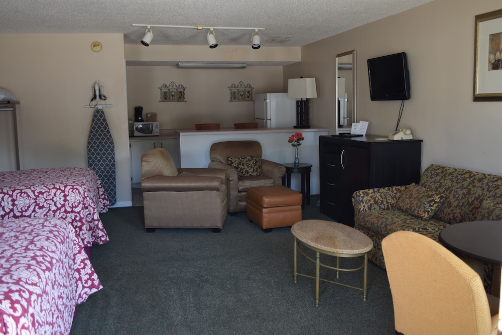 Family Suite, 2 Queen Beds, Non Smoking