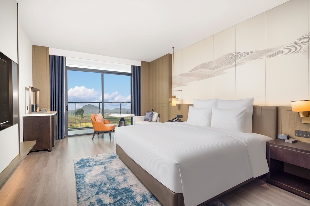 Deluxe Room, 1 King Bed, Club Lounge Access, Garden View photo 1