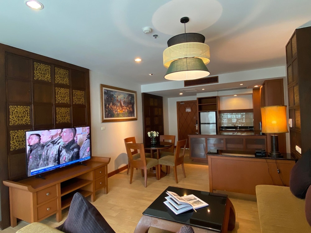 Royal Studio Suite, Pool View - Photo 3