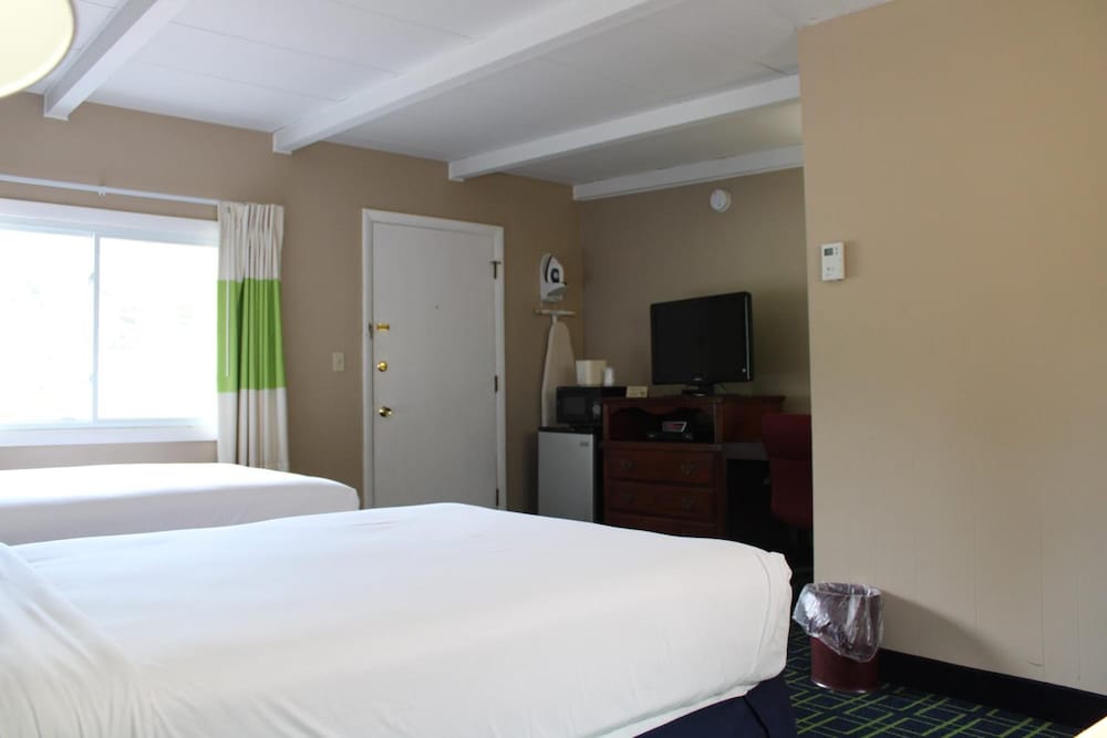 Room, 2 Queen Beds, Non Smoking, Refrigerator & Microwave - Photo 10
