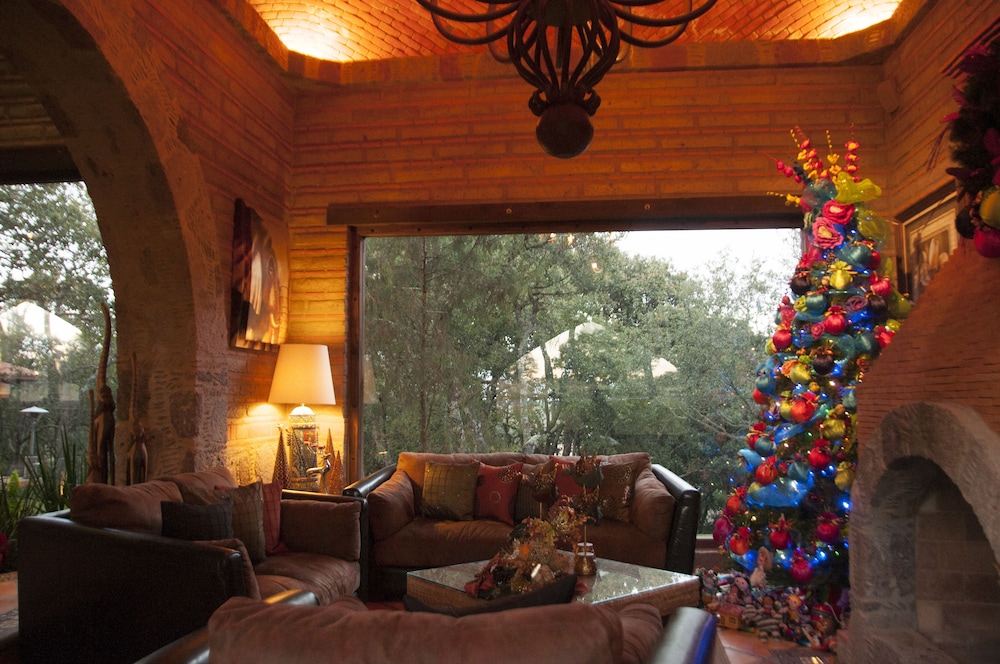 Executive Suite, 1 King Bed, Garden View, Courtyard Area photo 2