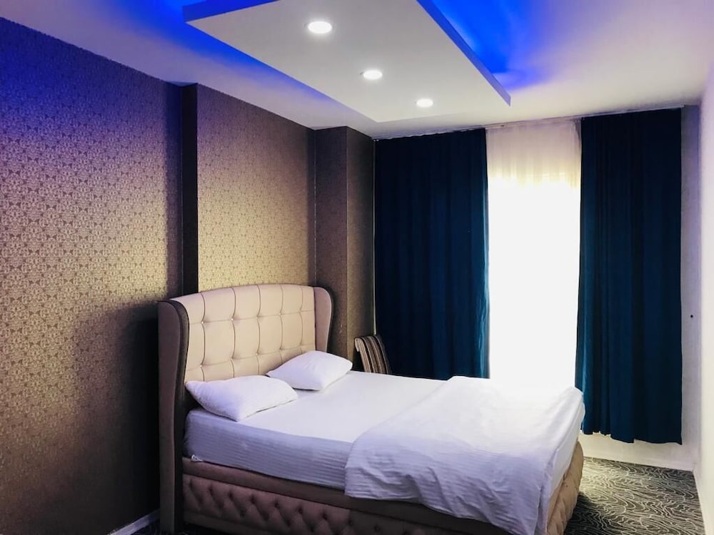 Luxury Suite, Partial Ocean View photo 3