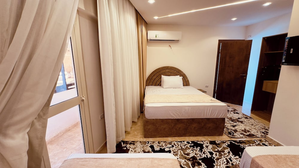 Luxury Room, 3 Twin Beds, City View, Courtyard Area photo 1