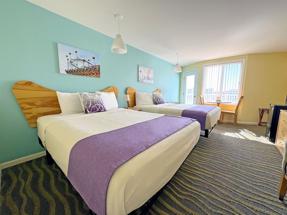 Deluxe Double Room, 2 Queen Beds, Balcony, Partial Ocean View photo 2