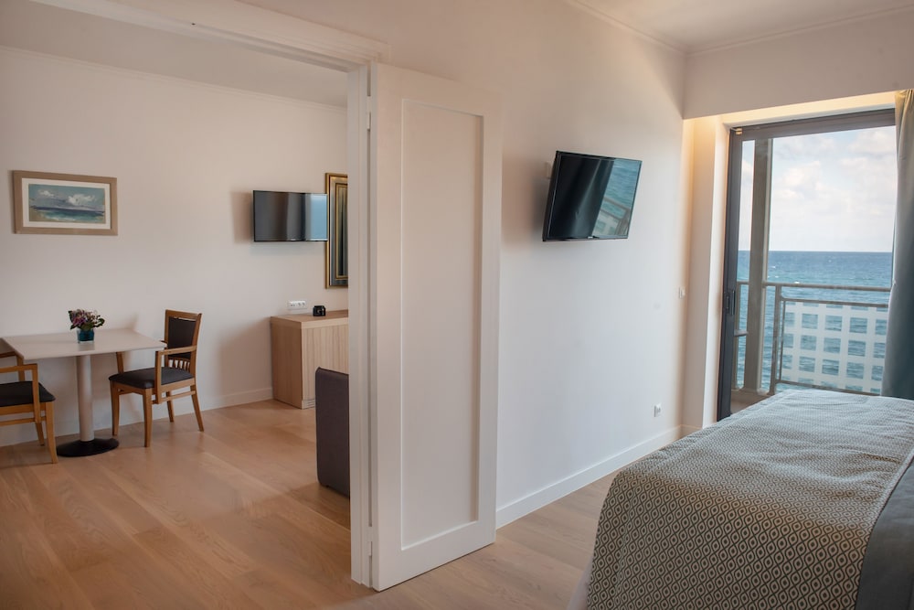 Executive Suite - Photo 4